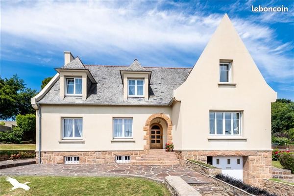 Maison à mi-chemin entre le centre historique et la plage.