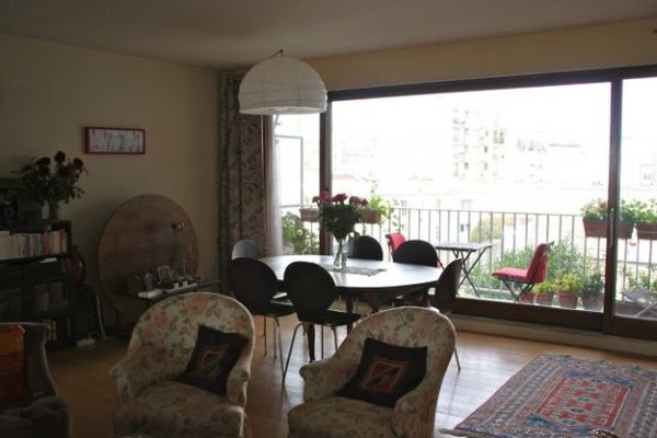 Oh la la... Large 2-room appartment w/ balcony in Paris.