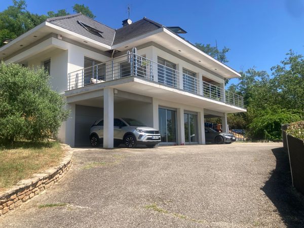 A 10mn à l'est de Lyon La maison design de Svet et René, en haut de la colline!