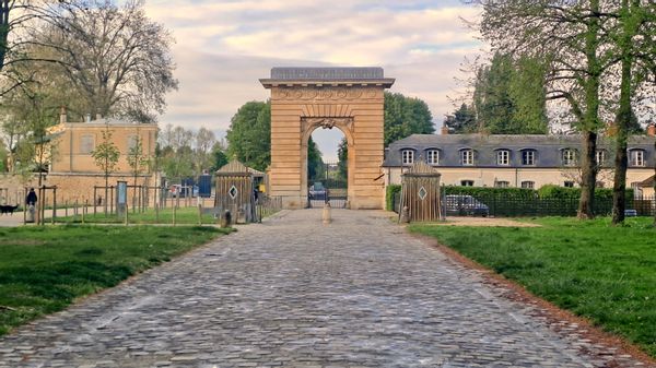 Bright 2 Bedroom Apartment with Garden - 5 Minute Walk to Versailles Palais Domaine Gate