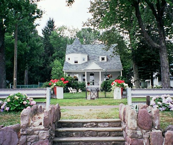 3 bedroom cottage on large natural Pennsylvania lake, 2 hours from NYC