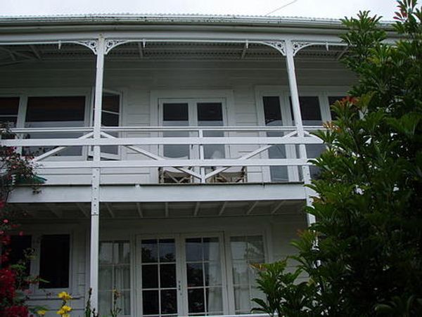 Lovely house with harbour views,close to city 5 min ferry,movie theatre,restaurants.