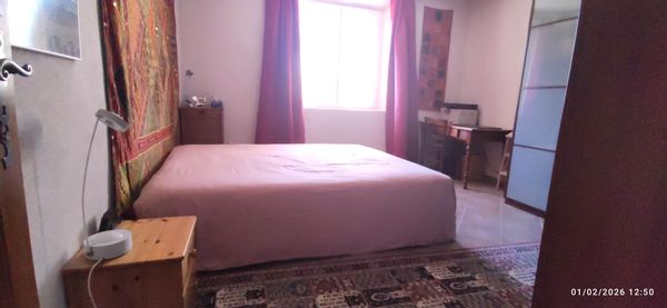 La chambre privée avec salle de bain et toilette