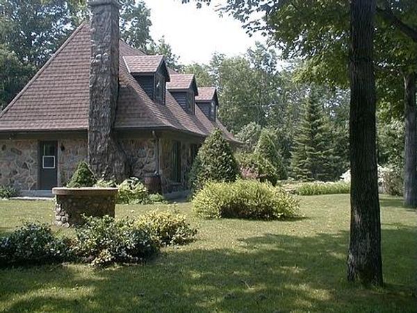 Charmante maison située à Ste-Pétronille sur l'Île d'Orléans, à une vingtaine de minutes du Vieux Québec, classé Patrimoine Mondial.