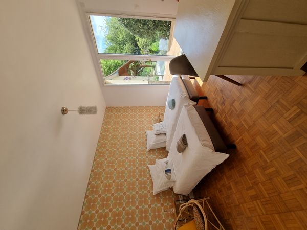 1(ou 2) chambre privée avec salle d'eau et WC au rez-de-chaussée de notre maison, accès indépendant.