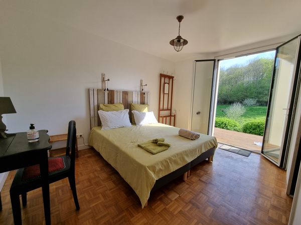 Espace privatif, accès indépendant en rez-de-jardin (2 chambres, 2 salles d'eau-WC, salon,terrasse)