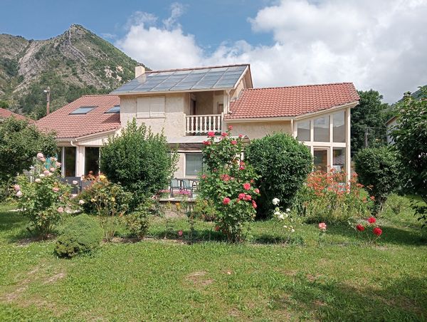 Grande maison ensoleillée avec terrasse face à la montagne entre alpes du sud et provence.