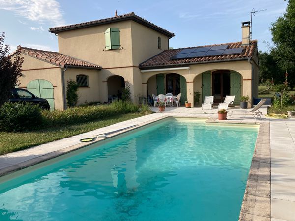 Villa with salt swimming pool close to Toulouse / Villa avec piscine au sel près de Toulouse