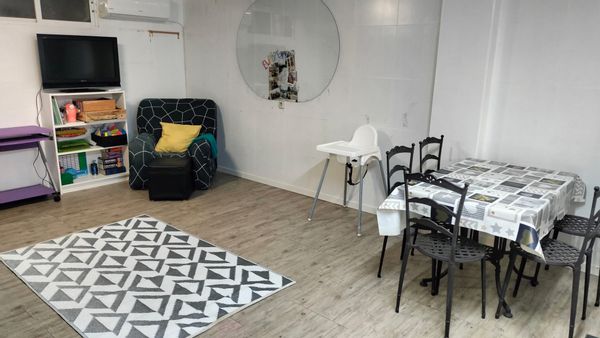 Planta baja de casa con 2 camas individuales y sofá cama doble