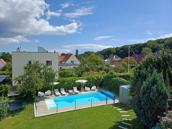 Large house, heated pool, outdoor sauna, close to city, forest and beach.