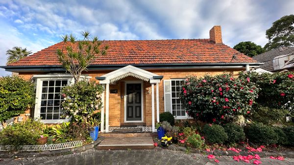 Lovely house with indoor and outdoor space including solar heated pool on enviable location!!