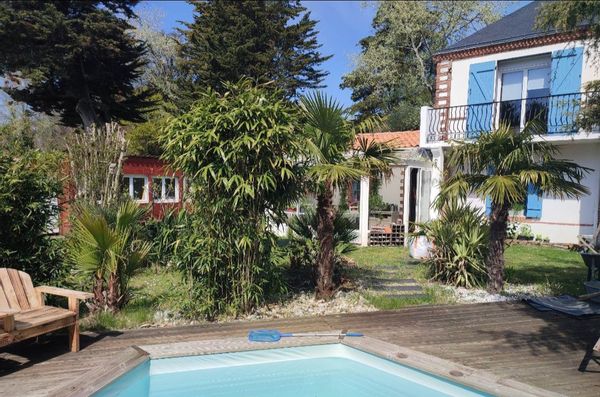 Jolie maison 1900 à 10 km de la mer (été complet)