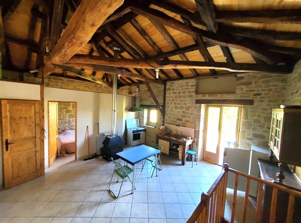 Petite maison rustique dans un village médiéval