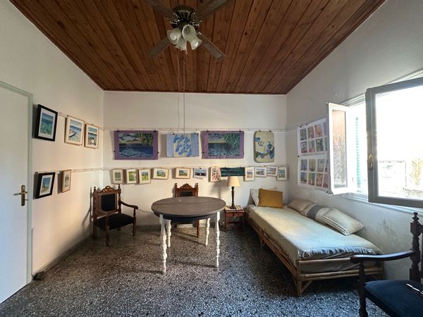 La maison de Bertille est charmante, calme, à 50 m de la mer, à 5 mn en voiture du port d'Egine