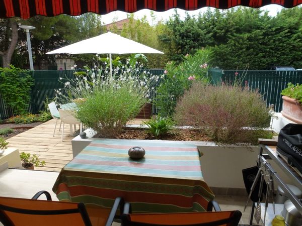 Confortable havre de paix entouré de végétation, au centre du village et à 2 pas de la plage