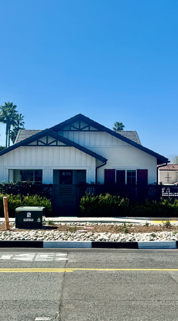 Encinitas 2 bedroom 3 bath Beach Cottage with Craft Room - Near Beaches, Golf and Town.