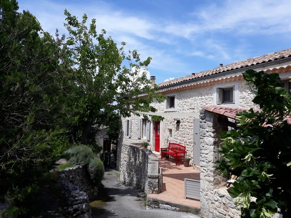 Maison en pierre restaurée dans la Drôme Provençale. Village perché datant du XII siécle