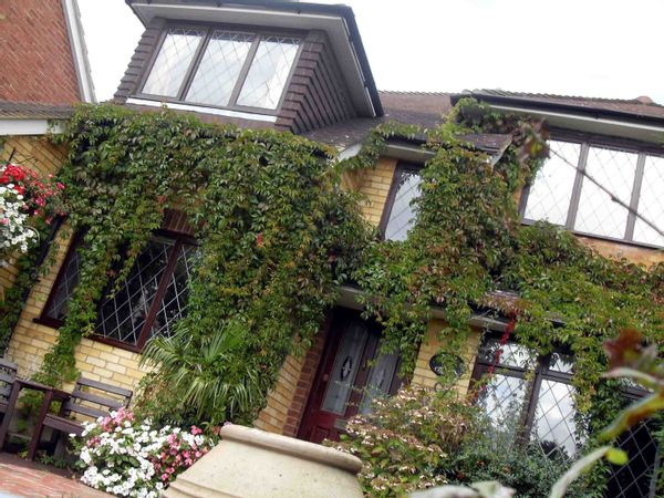 4 bed detached house 30 minutes from London