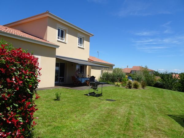 Belle maison avec jardin et piscine chauffée au Palais sur Vienne