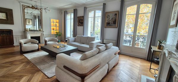 Très grand appartement de 2 chambres près de la tour Effel.