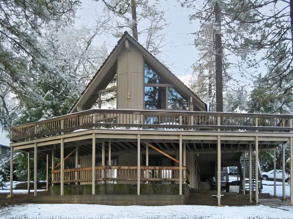 LAKEFRONT MOUNTAIN CHALET YOSEMITE NATIONAL PARK