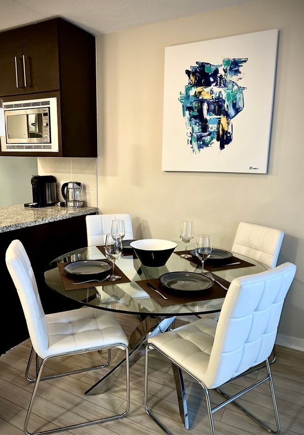 Artistic one bedroom and den, downtown event central with gym and pool, free parking