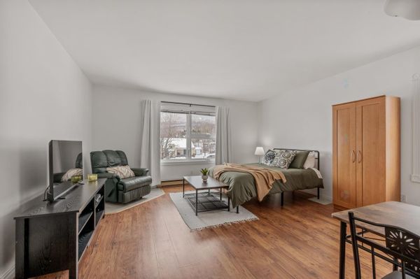 Ce loft vous offre une superbe vue sur le Mont Sainte-Anne, à deux minutes de voiture!