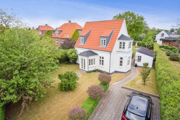 Hanne and Thues patrician villa