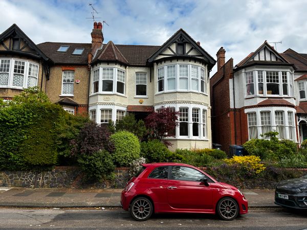 Large 5 bedrooms house in North London (N3)