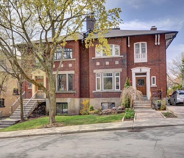 Grande maison très éclairée. 20min de marche du centre ville. 10min des parcs, cafés et restaurants.