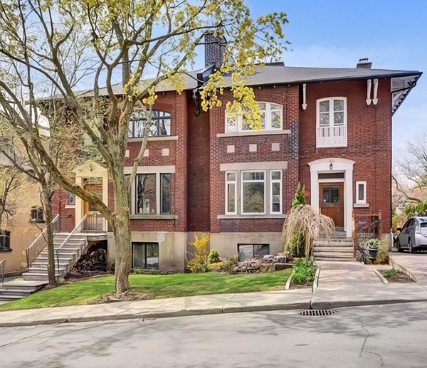 Grande maison très éclairée. 20min de marche du centre ville. 10min des parcs, cafés et restaurants.