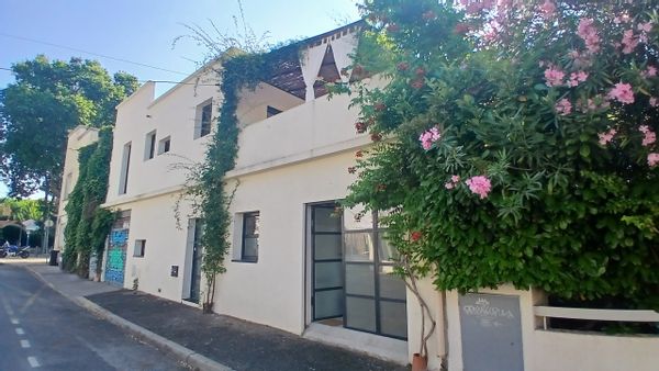 Maison de ville, grande terrasse, quartier résidentiel, accès très facile aux sites et commodités