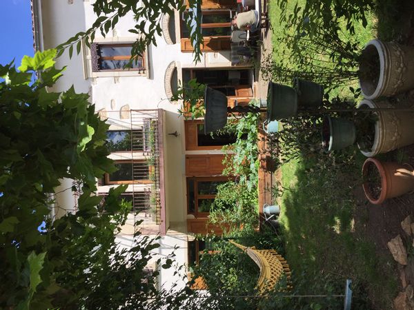 grande suite privée avec chambre, salon,  salle d'eau, sous les toits  dans la maison d'Elsa.