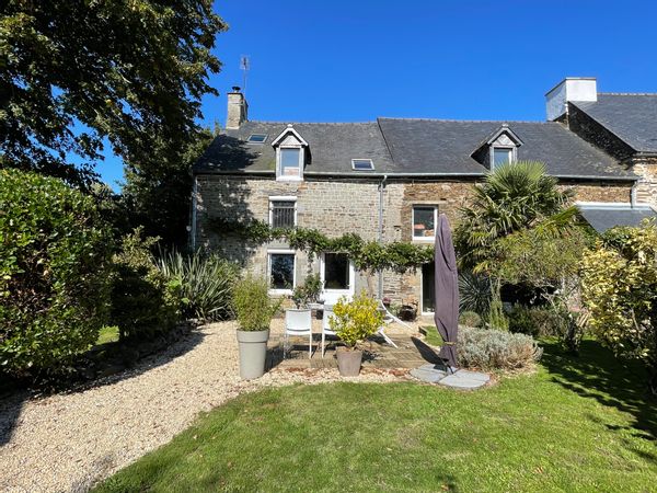 Maison en pierres chaleureuse à 20 min des plages