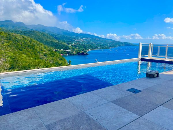 Vue exceptionnelle sur les montagnes et la mer des caraibes NO GP