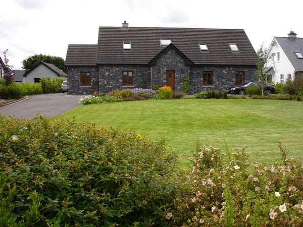 Large Family Home 4km from Galway City. NYC 2020 only!