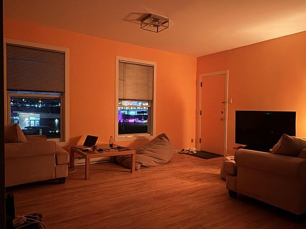 Idéalement situé devant le traversier menant à la ville de Québec