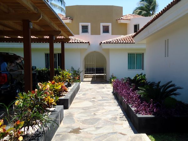 MANZANILLO, COLIMA, MEXICO. FULLY RENEWED HOME RIGHT ON THE BEACH