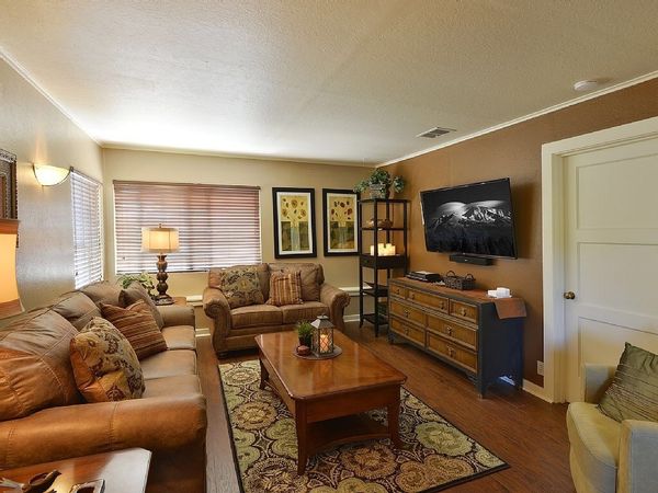 Majestic Mt Shasta! Beautiful 3br/2ba home, sleeps 10.Ski Park, lakes, biking, hiking, cycling, golf
