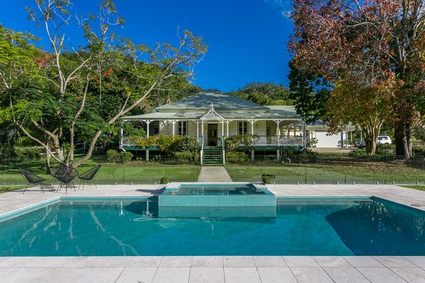 "Hillview Homestead"  12 mins to beaches.