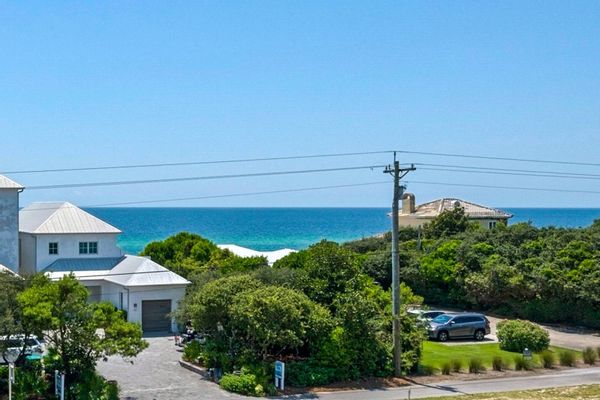 4 bedrooms 4bath beach cottage on Highway 30A, Seacrest Beach