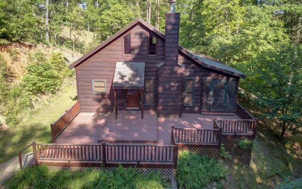 Charming log cabin on a pond in beautiful Blue Ridge, GA