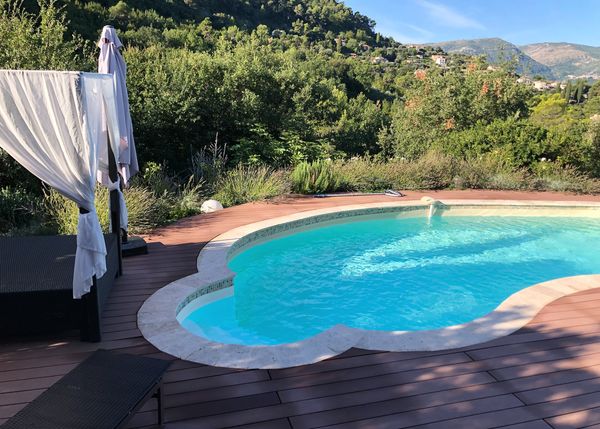 Maison familiale avec piscine et jardin dans les collines verdoyantes autour de Nice, Côte d'Azur