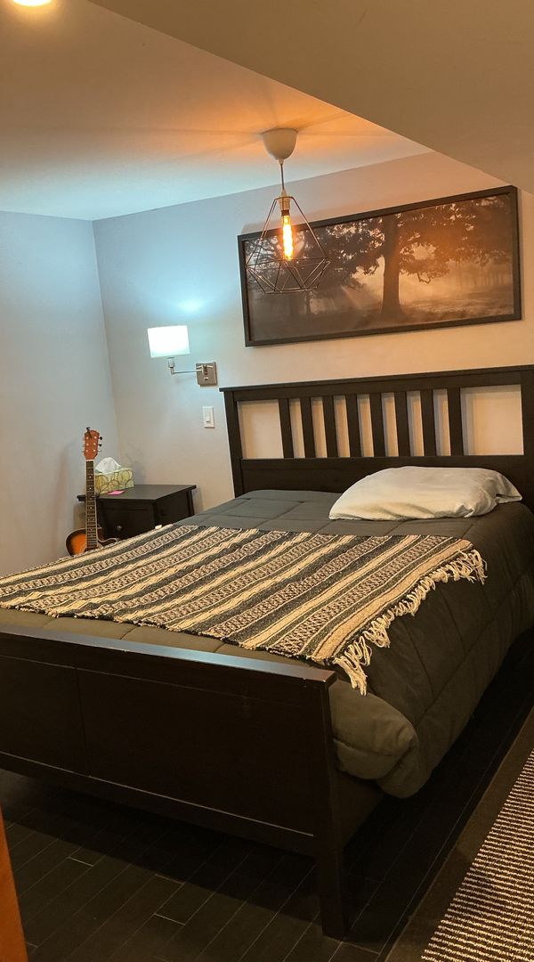 La chambre privée d’Ariane, incluant salon et salle de bain complète.