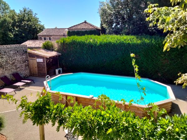 Ce gîte vous donne accès à la piscine et au jardin arboré, vous serez à la campagne en étant pas loin de la ville. Proche du Futuroscope, du Puy du Fou, du Marais Poitevin, de La Rochelle et de l'Ile de Ré