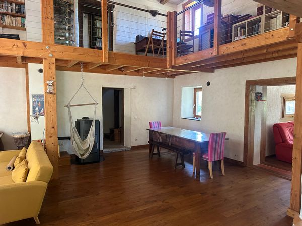 Grande maison dauphinoise à la campagne