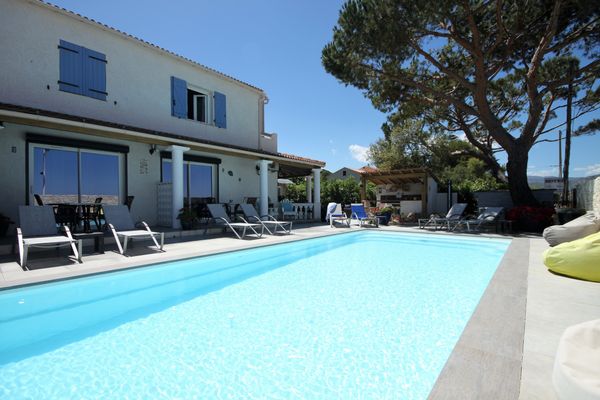 Une terrasse coté mer et une coté jardin