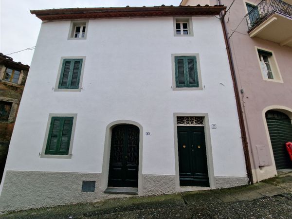 Casa in Toscana, a 30 Km. Da Lucca. In un borgo Medievale , Pescaglia, in mezzo ai boschi