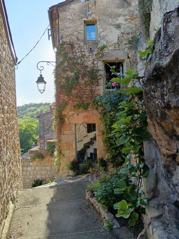 Un troglodyte en Auvergne, une expérience inoubliable dans le pays des volcans