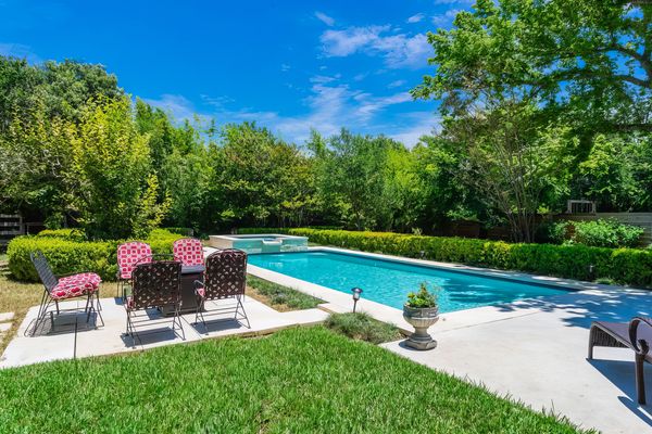 History meets Luxury at FredericksburgTX Wine Country Estate with pool/hot tub (for 6-12 guests)